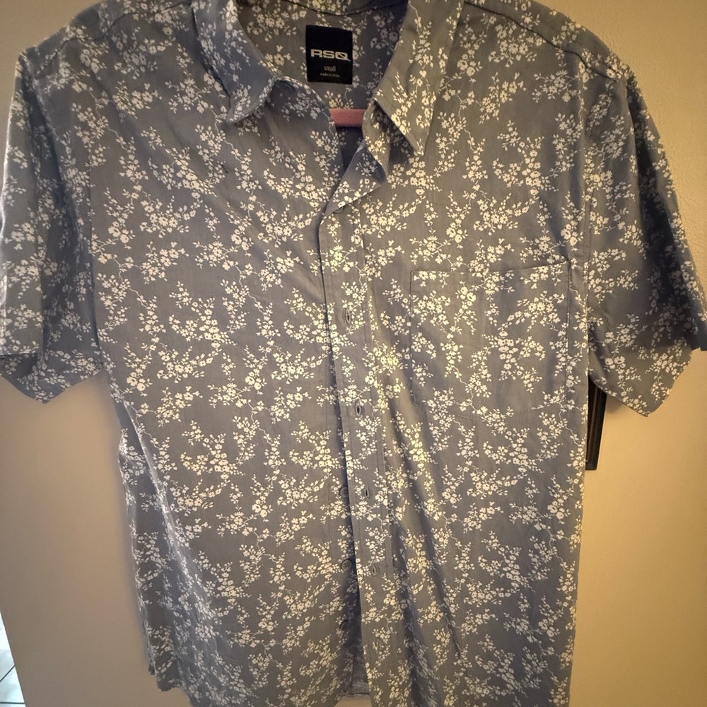 RSQ Men's Blue and White Floral Shirt (Size Small)